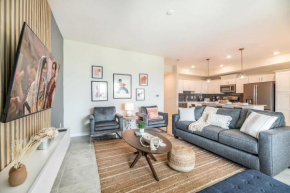 Chic 2Bed Condo at Storey Lake Mickey Room